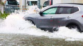 水害時の車の対策方法：浸水から愛車を守るための実践ガイド