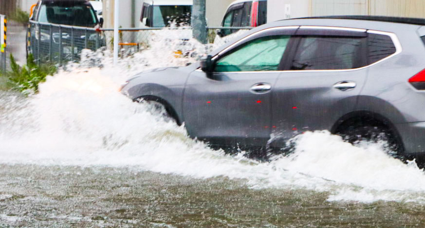 大雨洪水の車